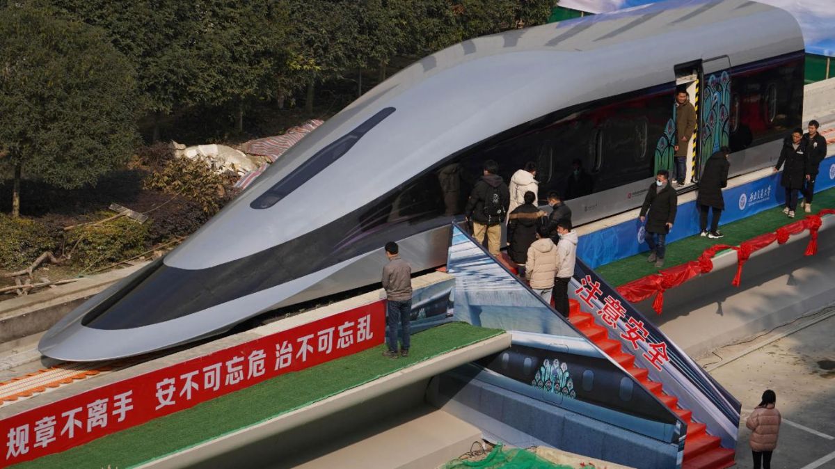 Attention China is relaunching a futuristic train traveling at over 1,000 kmh (Yes, it's entirely possible thanks to...)