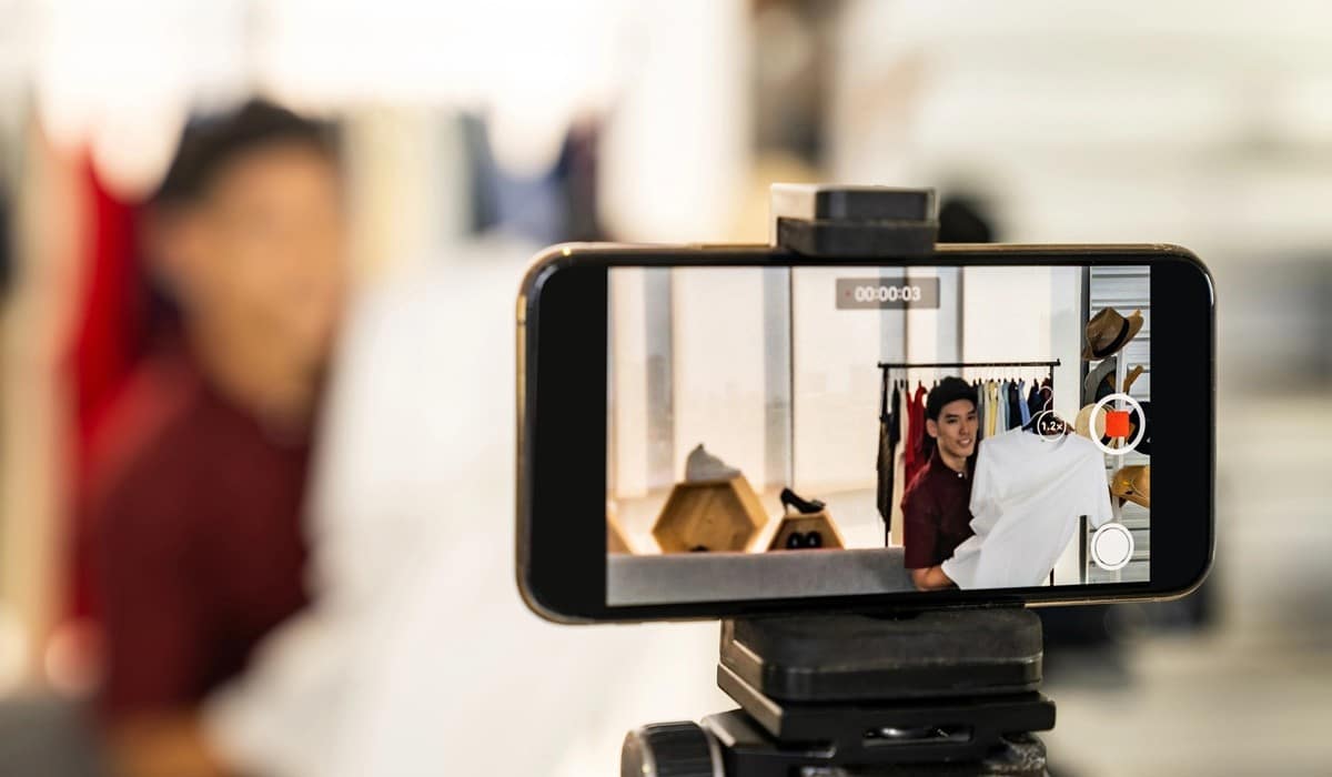 Influenceurs en France : derrière les millions de vues, une dépendance inquiétante aux plateformes