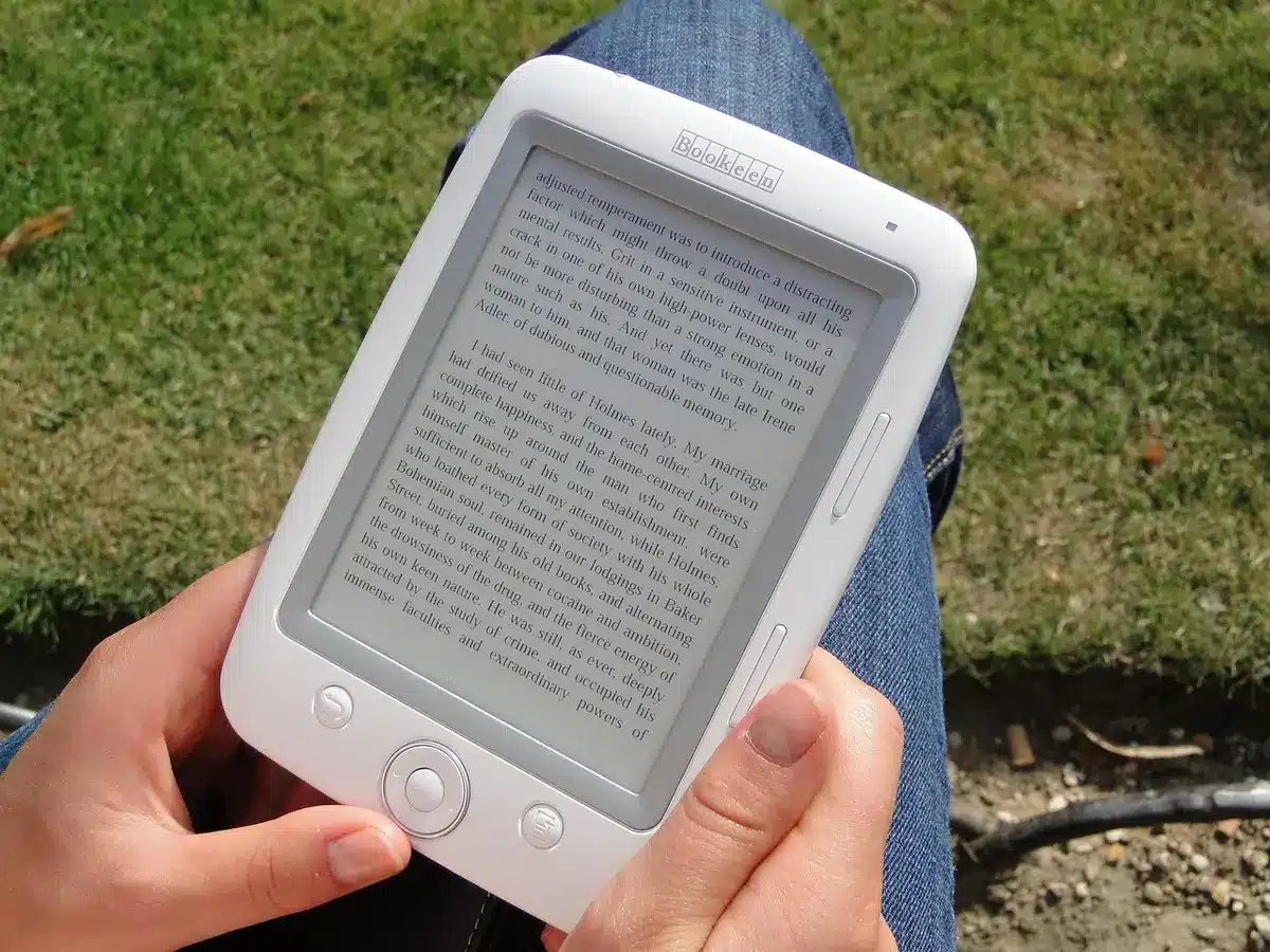 Smartphone display in Ink Paper Mode showing text with paper-like appearance