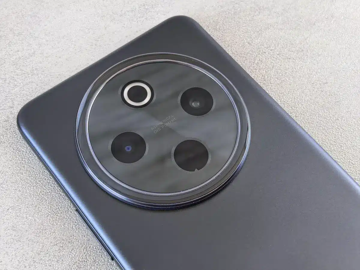 Dos du Pixel 11 Pro avec module caméra horizontal et finition mate