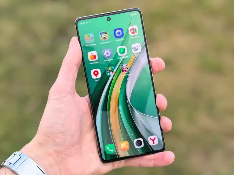 Mains tenant un smartphone moderne avec écran OLED brillant et module caméra visible
