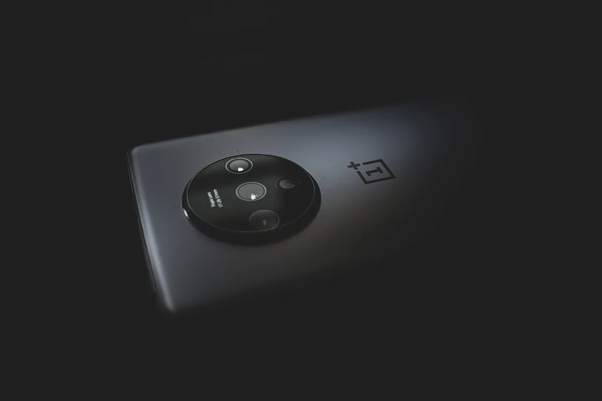 Smartphone with integrated camera flash and compact optical unit design