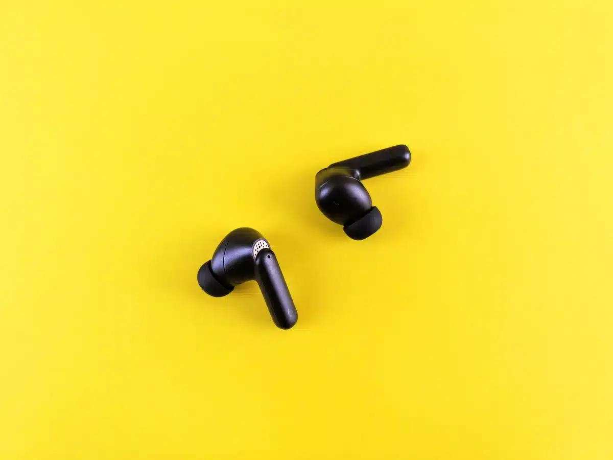 Verschiedenfarbige In-Ear-Kopfhörer mit Stieldesign nebeneinander angeordnet