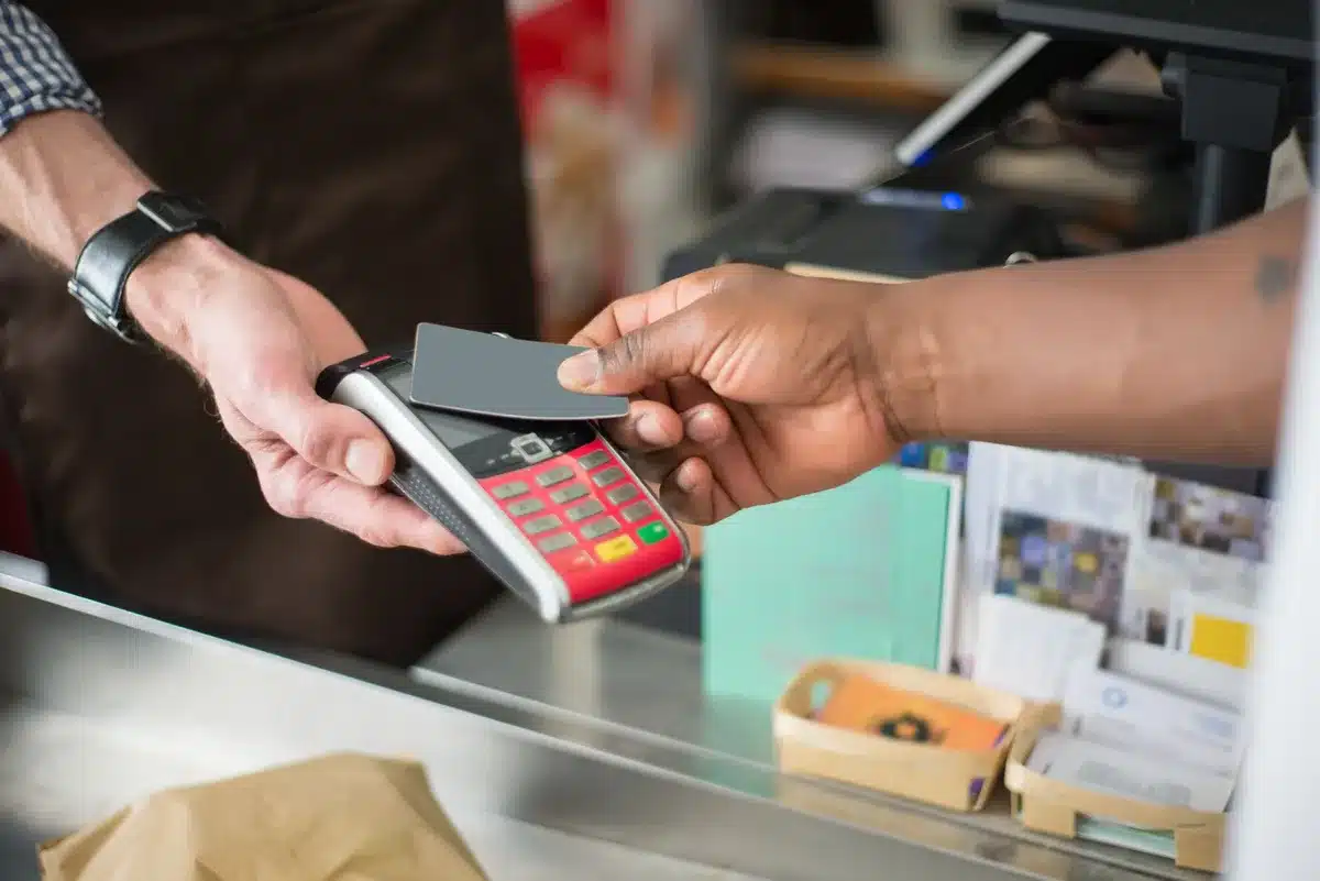 Vue d'une caisse de magasin de détail avec écrans de paiement et systèmes numériques