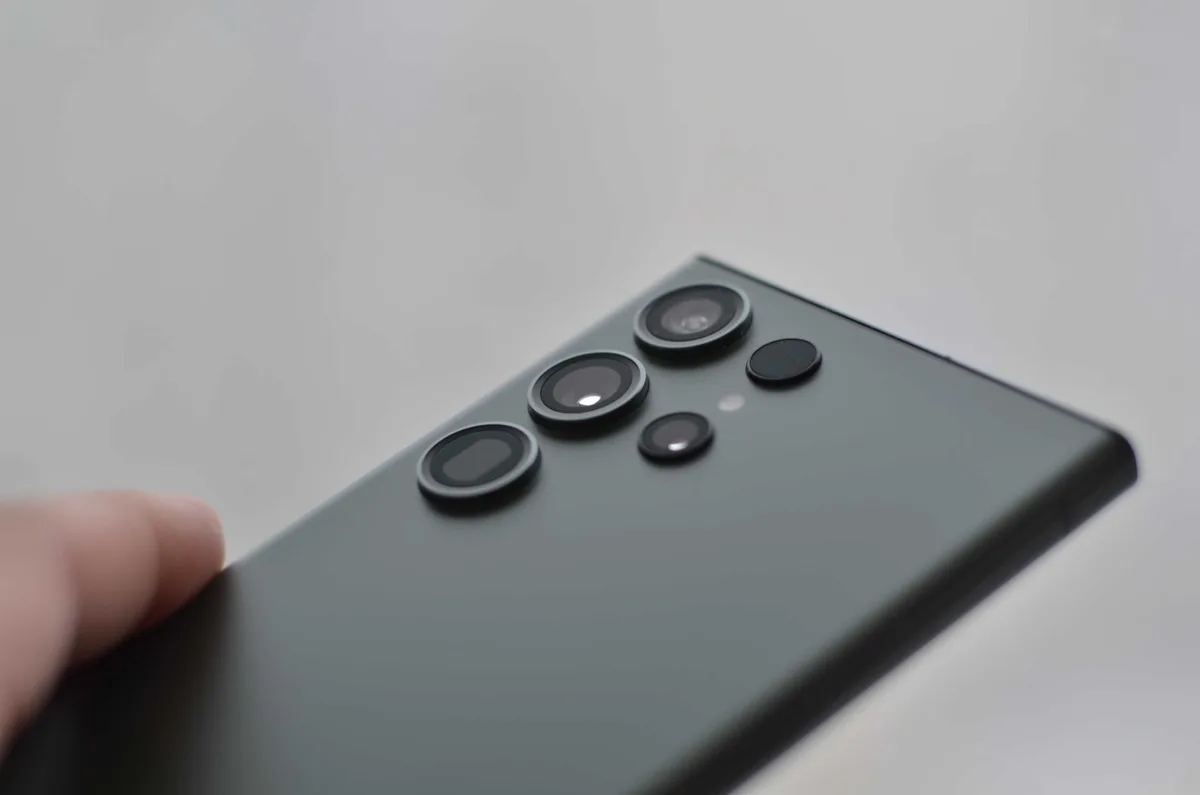 Smartphone camera module with advanced telephoto lens technology and optical components