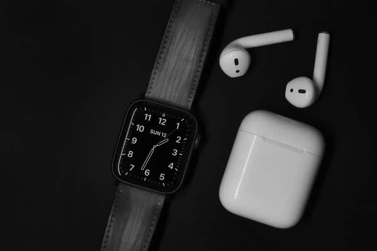 Verschiedene Smartwatch-Armbänder in unterschiedlichen Materialien und Farben
