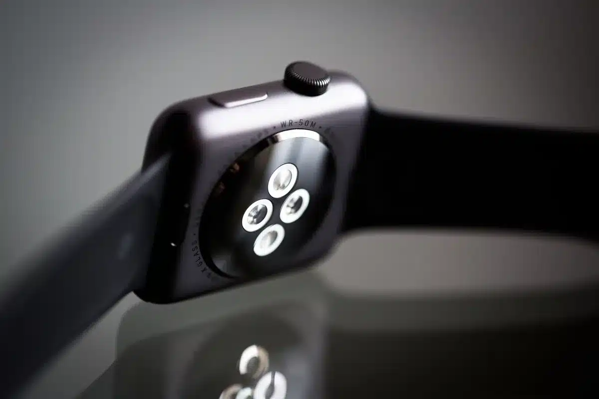 Smartwatch mit Gesundheits- und Sporttracking-Sensoren am Handgelenk