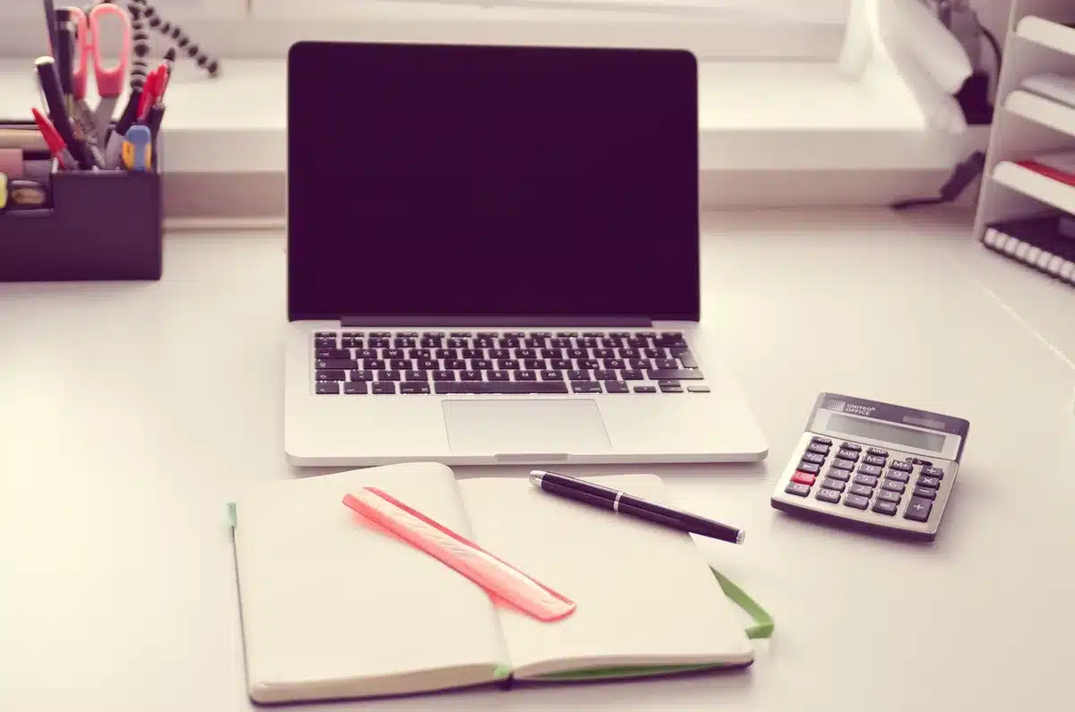 Personne utilisant un calculateur en ligne sur un ordinateur portable