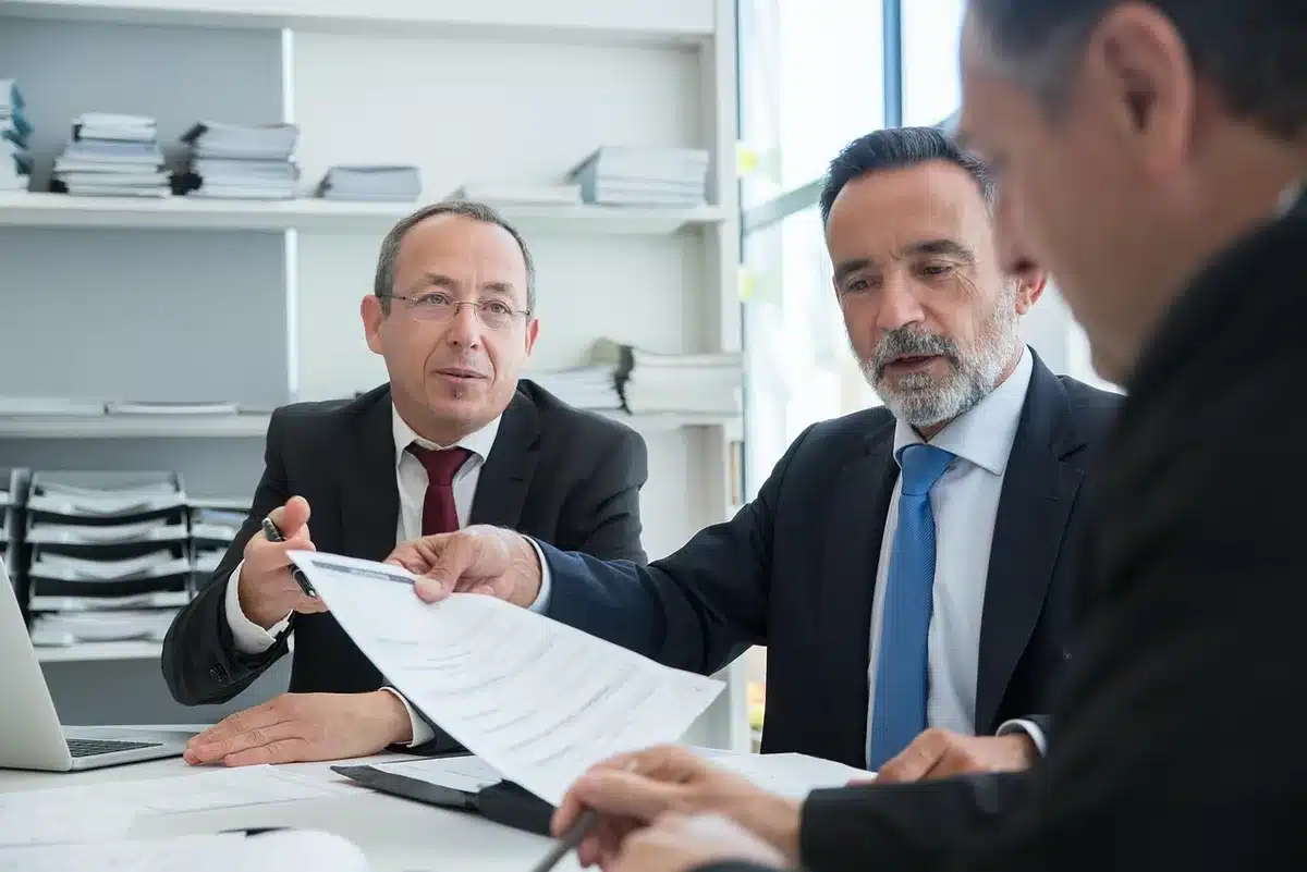 Équipe de gestion de crise en réunion derrière une table avec documents