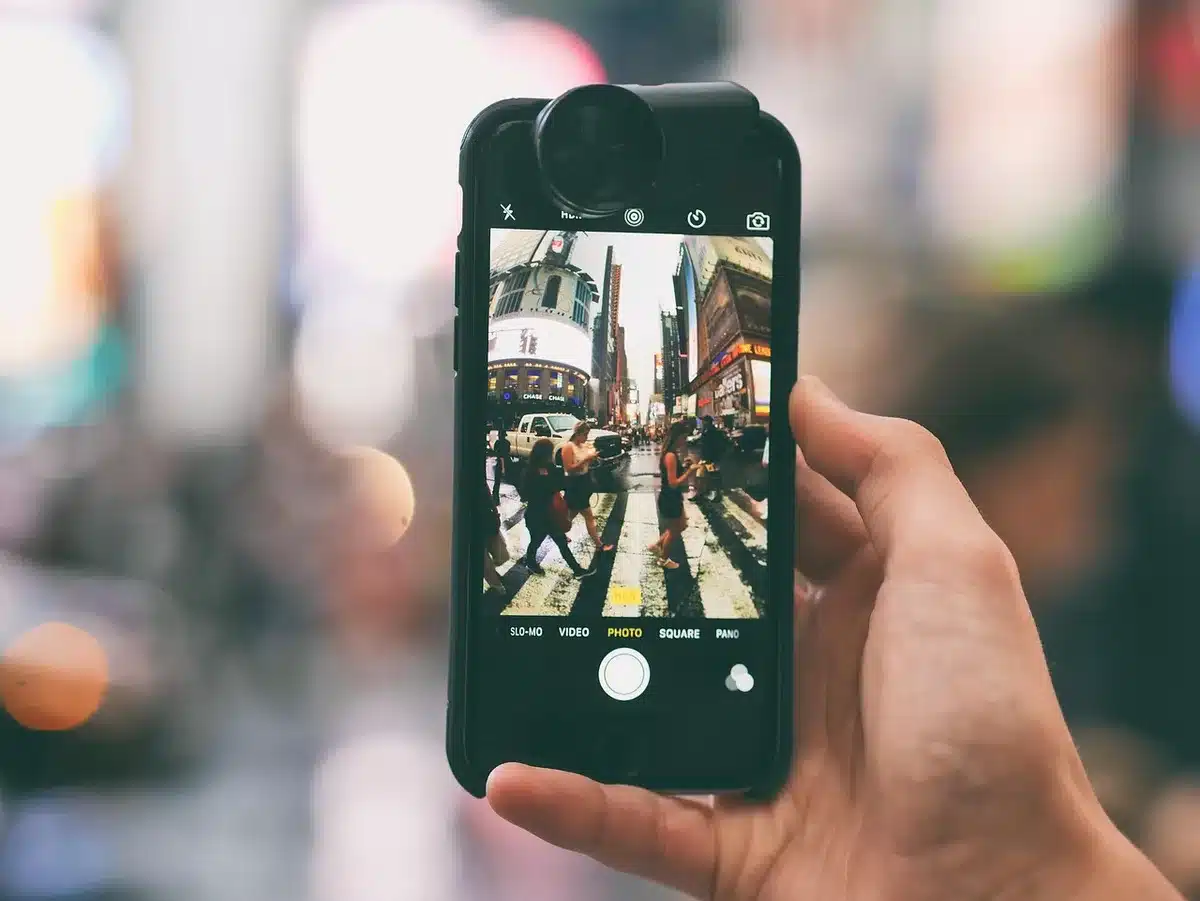 Personne utilisant l'outil Correct sur iPhone pour supprimer un élément d'une photo