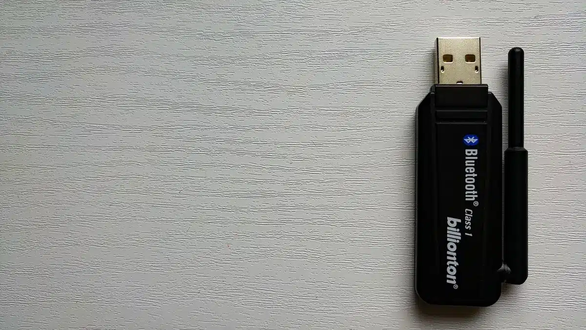 Mouse with dongle and battery life indicator representing long Bluetooth runtime