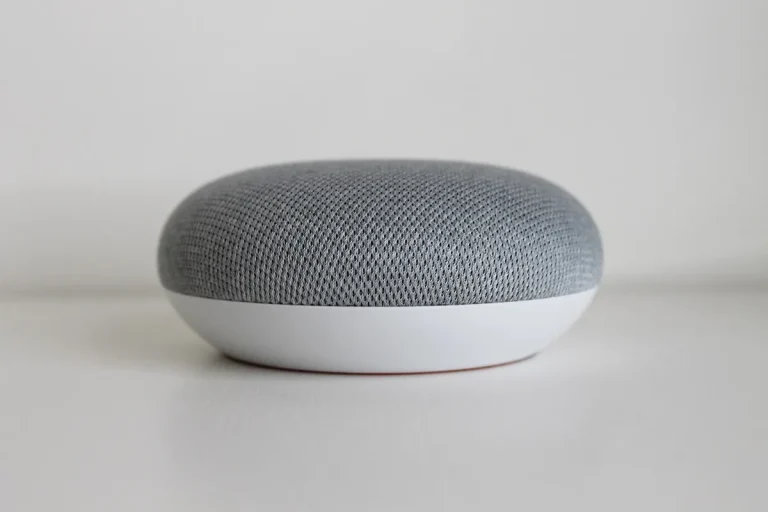 Современная умная колонка с подсветкой в интерьере умного дома