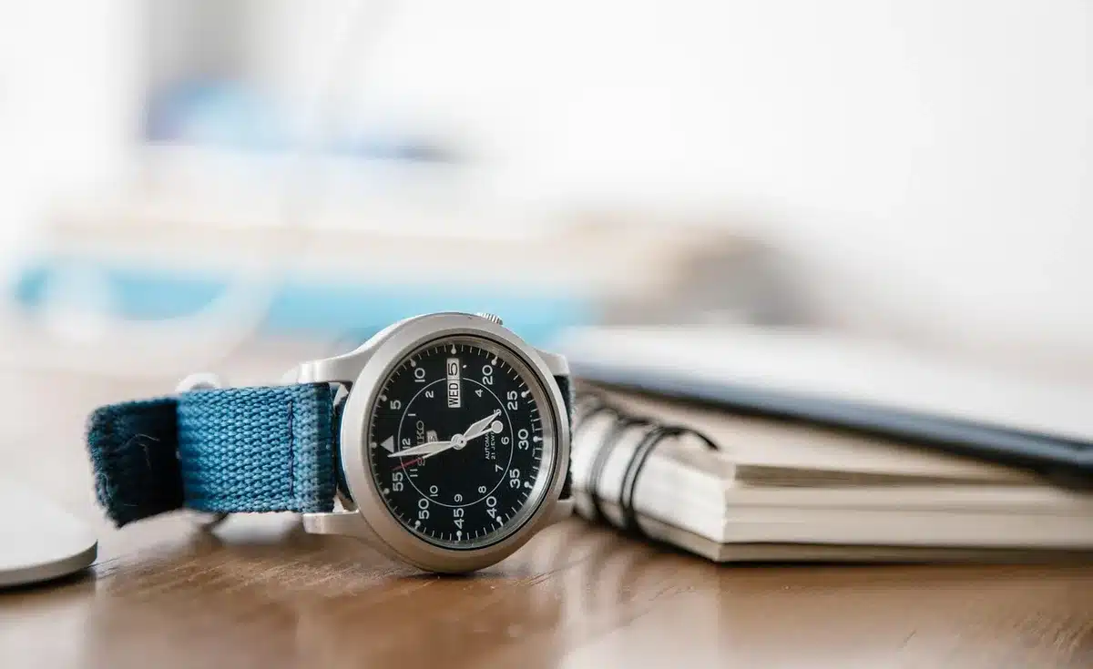 Montre de course portée au poignet lors d'une sortie sur route en plein jour