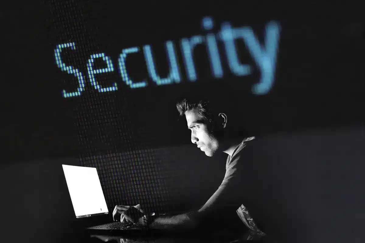 Poste de travail d'ingénieur cybersécurité avec laptop et code