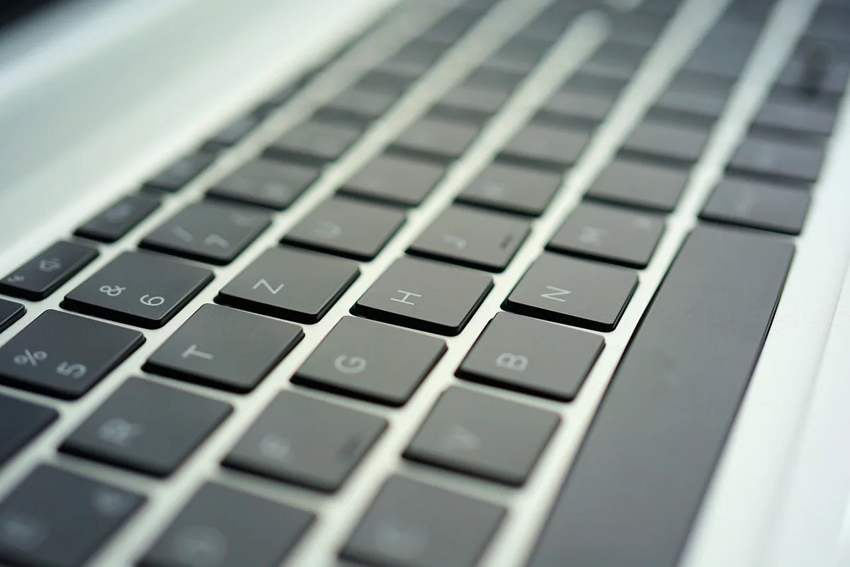 Gros plan sur le clavier rétroéclairé du Tecno MegaBook T14 Air