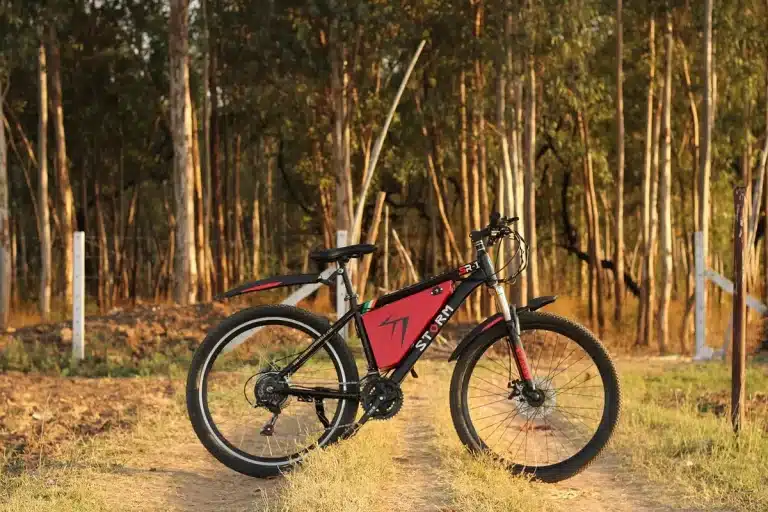 Cycliste urbain sur un vélo électrique moderne en ville
