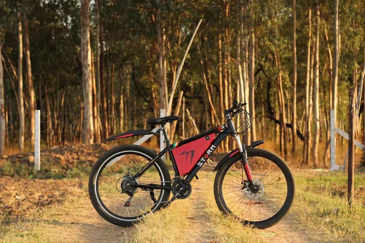 Cycliste urbain sur un vélo électrique moderne en ville