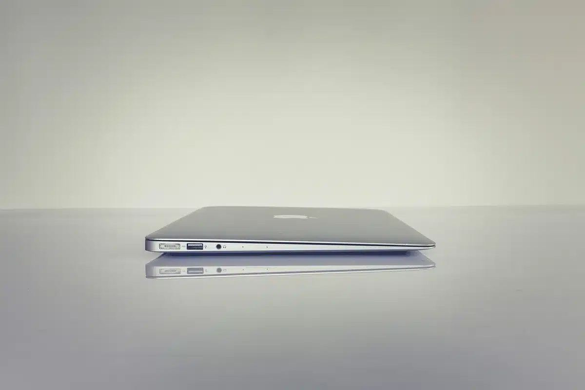 Vue rapprochée du châssis en aluminium d'un ordinateur portable sur un bureau