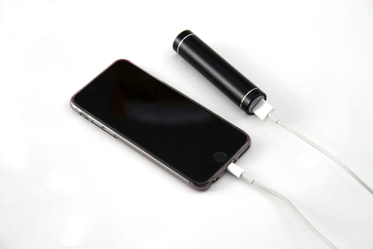 Montre connectée posée près d'un chargeur en plein jour