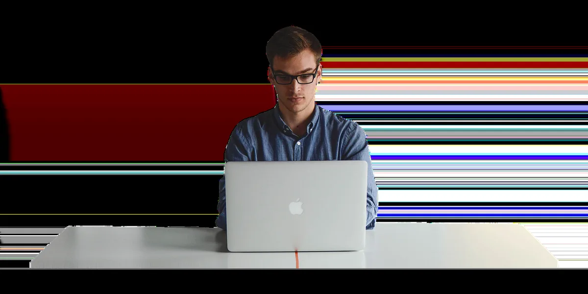 Personnes anonymes discutant devant un ordinateur portable dans un espace de travail lumineux
