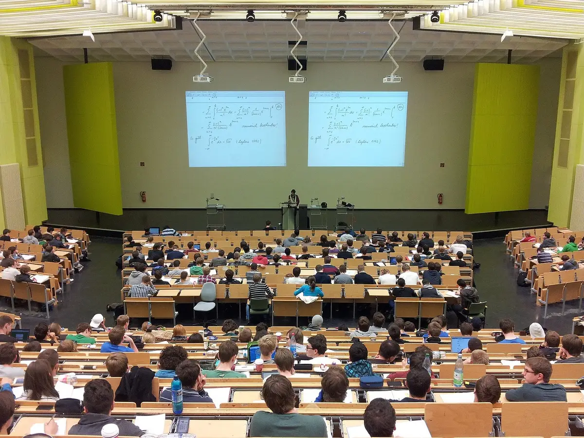 Salle de formation en journée avec apprenants sur ordinateur portable