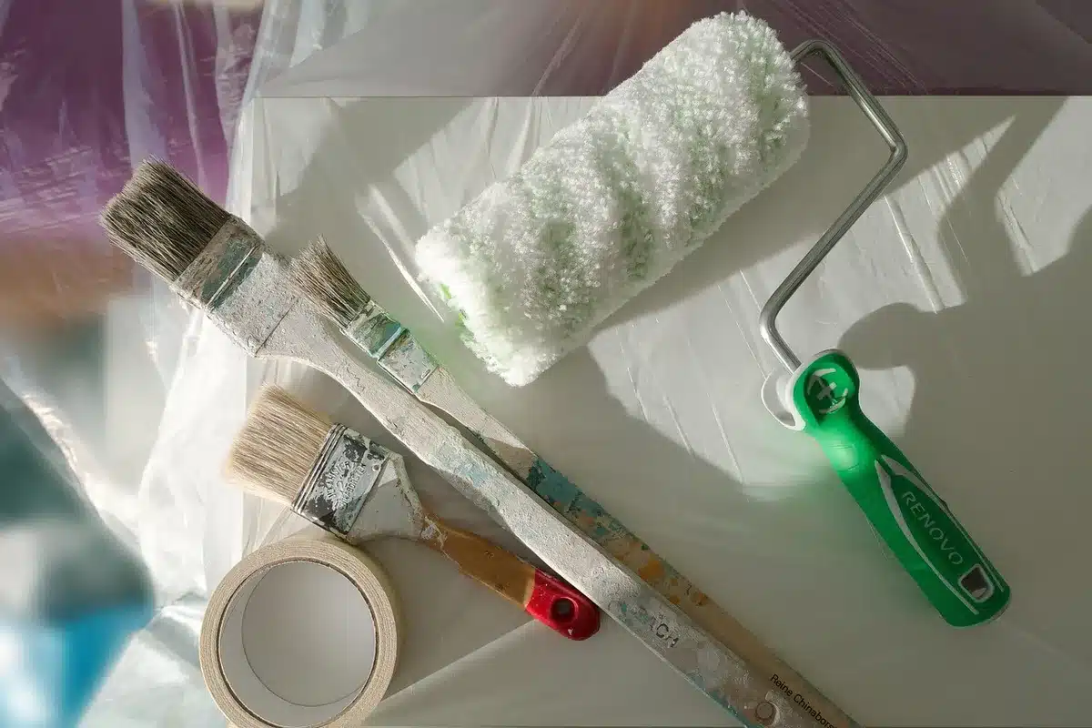 Gros plan sur la brosse et le rouleau en caoutchouc du robot aspirateur