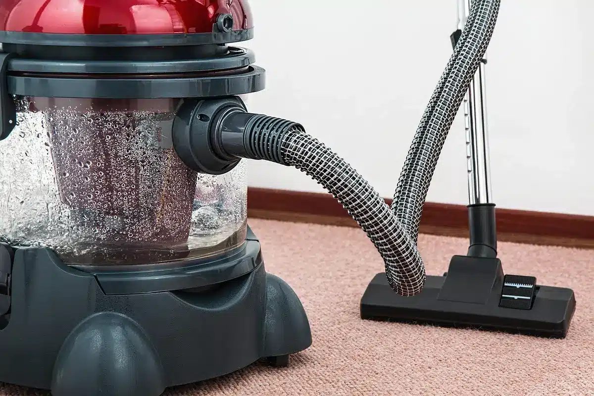 Station d'accueil d'un aspirateur robot avec bac de nettoyage et séchage
