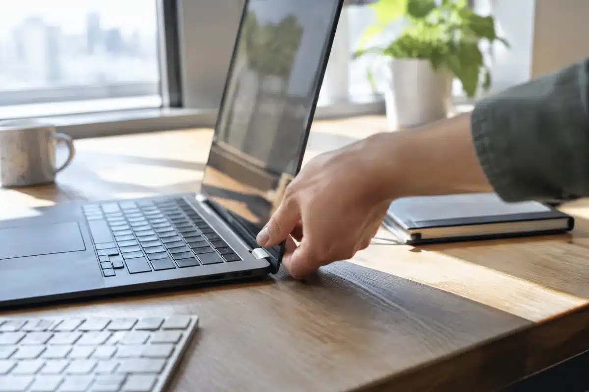 MacBook Pro OLED: Reportedly significantly lighter