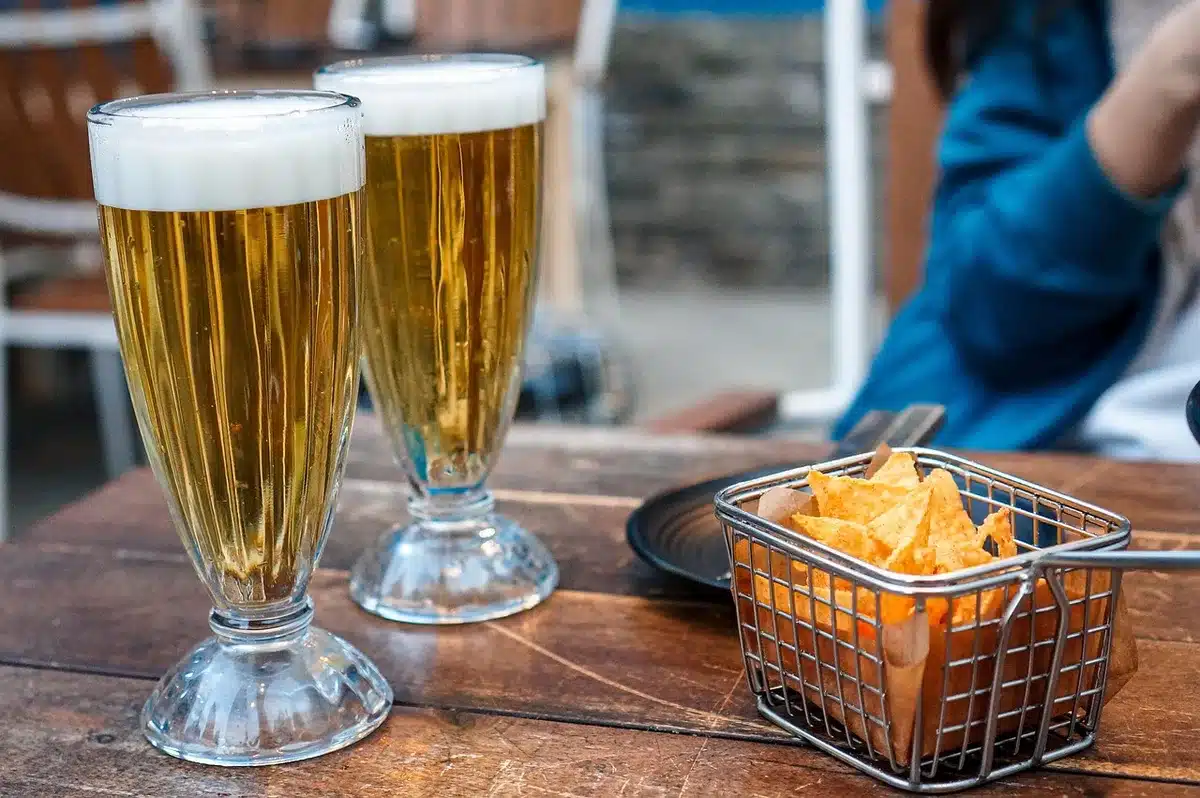 Propietaria de un pequeño restaurante usando una tablet para gestionar pedidos de entrega