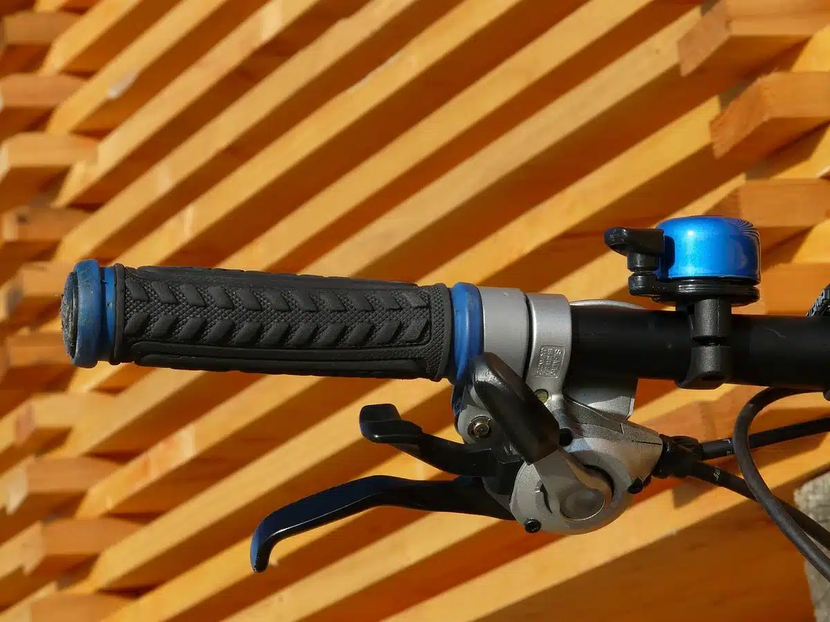 Leviers d'ajustement sous une chaise ergonomique en gros plan